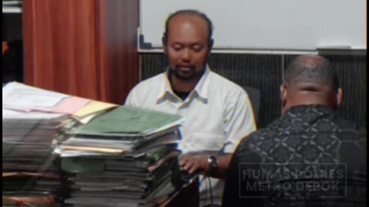 Polisi saat melakukan pemeriksaan terhadap terduga pelaku di Polres Metro Depok.