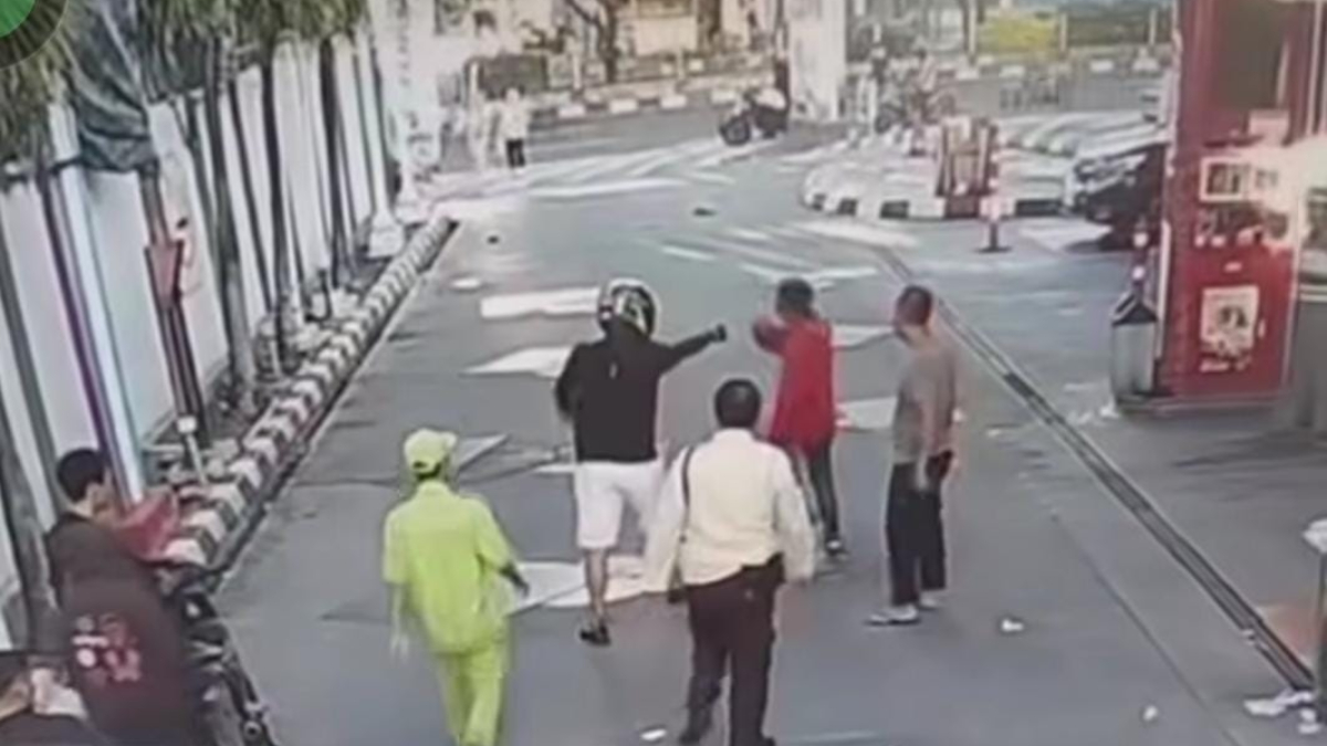 Seorang pria memakai sweater merah viral di SPBU Margonda, Kota Depok.