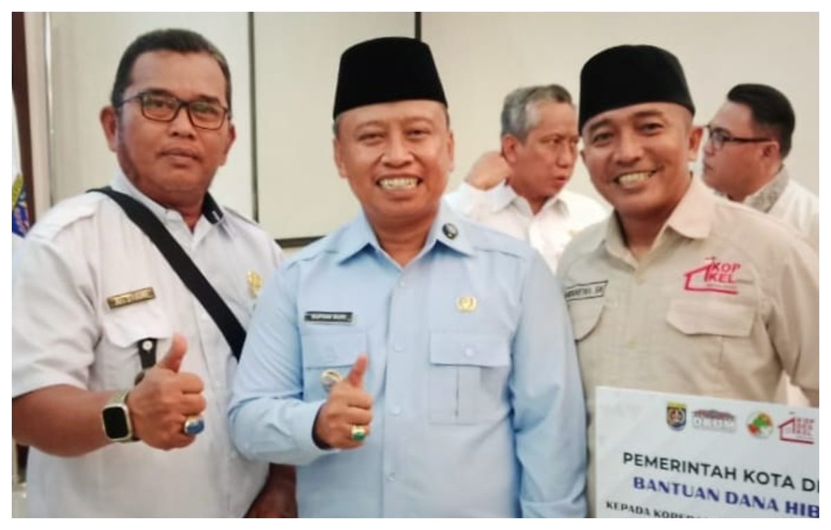 Walikota Depok, Supian Suri usai menyerahkan dana hibah kepada ketua koperasi Kelurahan Merah Putih&nbsp;se-Kota&nbsp;Depok.