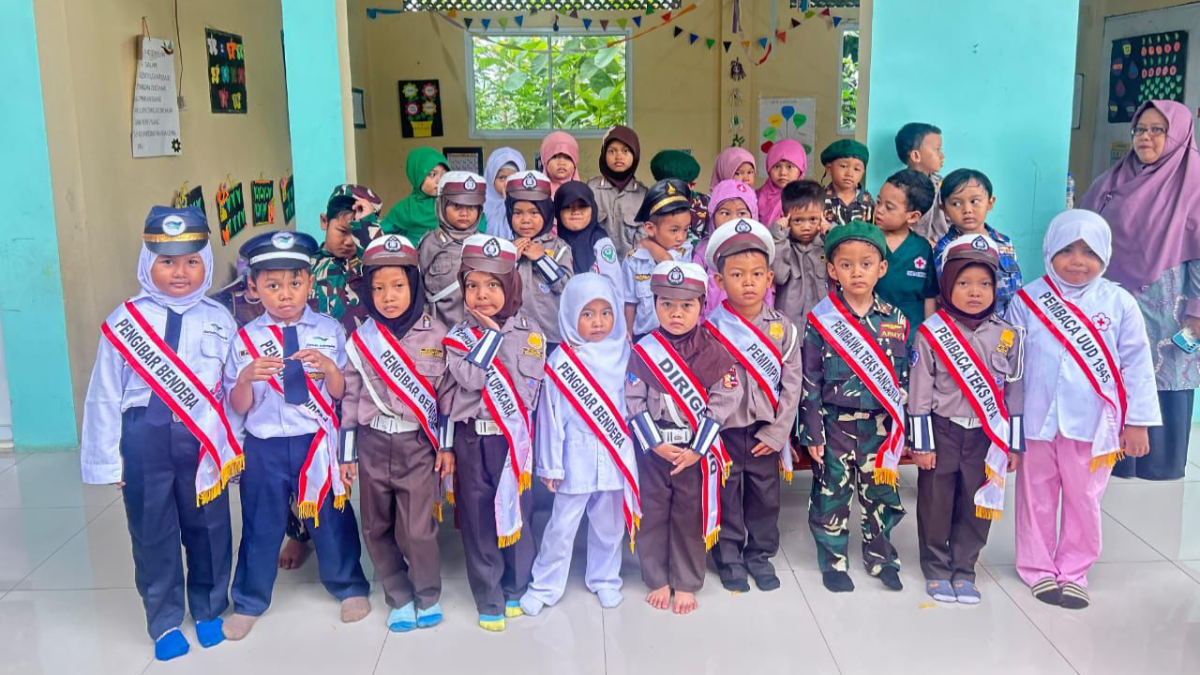 Siswa TkQu Al Muhajirin Bogor saat mengenakan seragam profesi di Hari Sumpah Pemuda.