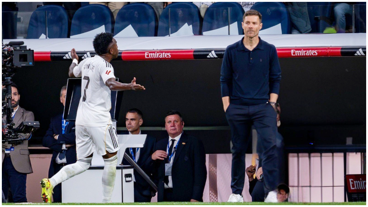 Vinicius Junior saat melakukan protes setelah digantikan oleh Xabi Alonso, saat pertandingan El Clasico di Estadio Santiago Bernabeu.