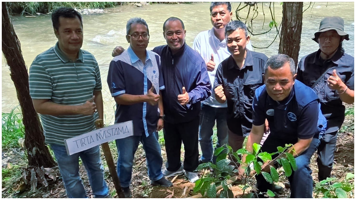 Tim Pabrik AQUA di Kabupaten Bogor melakukan penanaman pohon di pinggir Sungai Cisadane dengan melibatkan berbagai pihak.