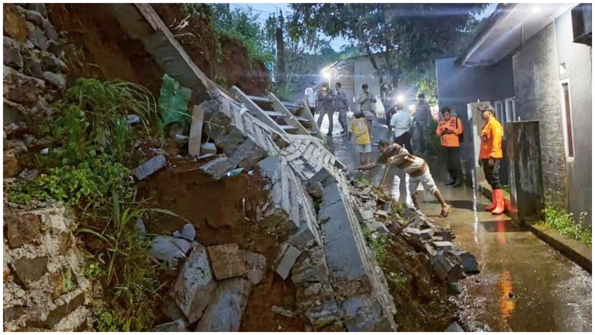 Kondisi tanah longsor di Kampung Sudimampir RT 03/03, Desa Cimanggis, Kecamatan Bojonggede, Bogor.