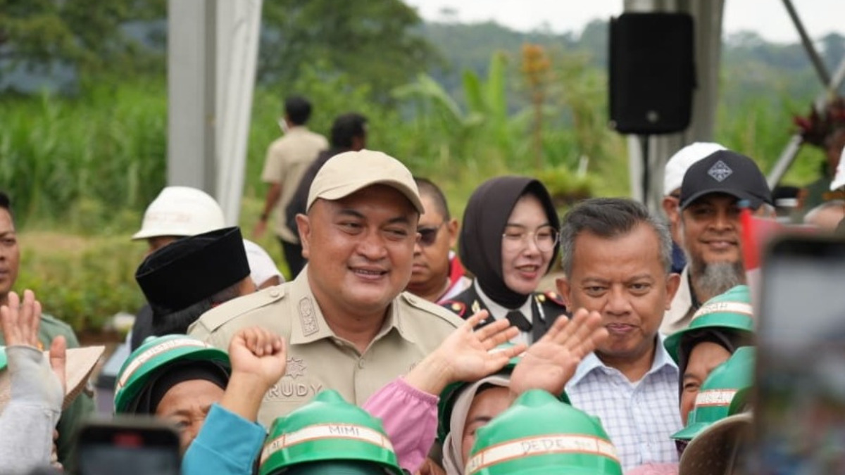 Bupati Bogor Rudy Susmanto mengikuti aksi penanaman pohon bersama KLH RI