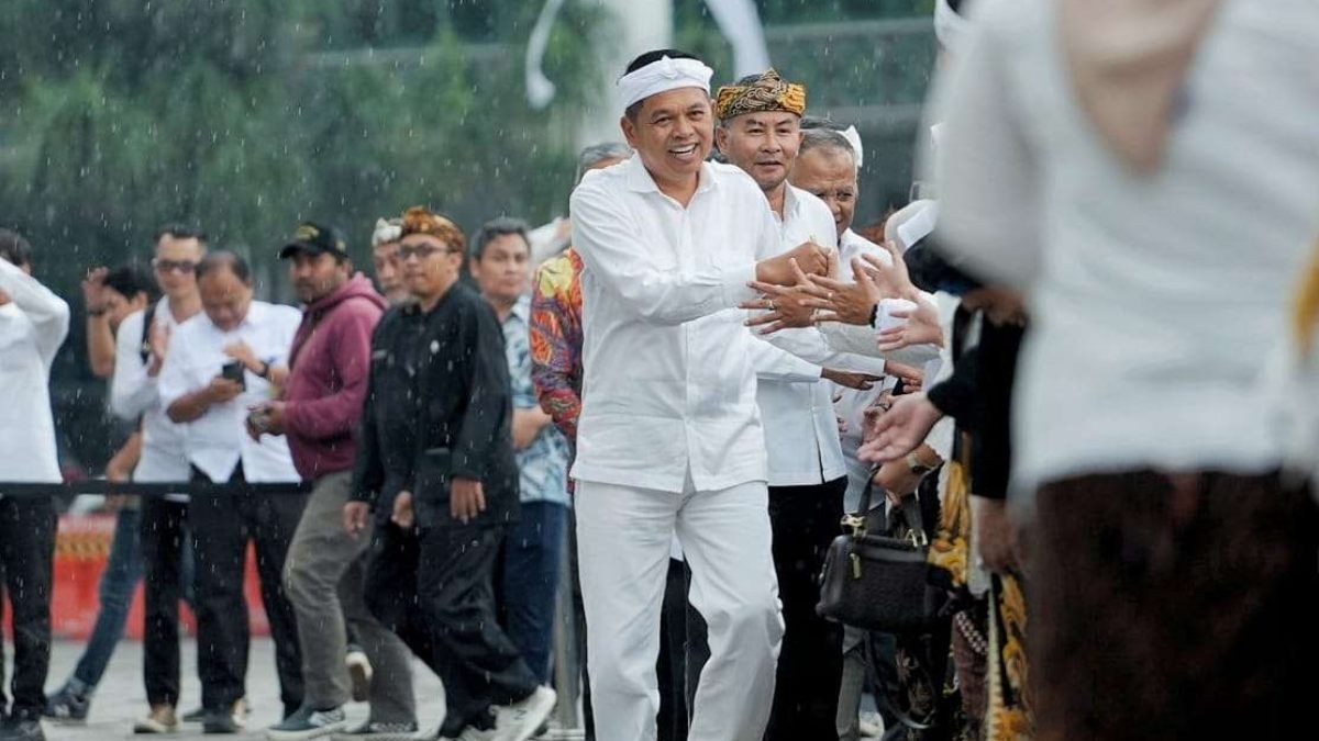 Gubernur Jawa Barat menghadiri acara penyerahan SK pengangkatan dan mutasi kepala sekolah.