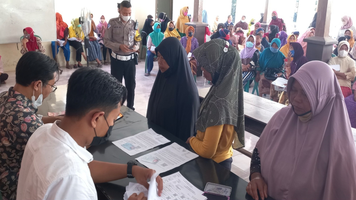 Ilustrasi: Penyaluran bantuan sosial (bansos).