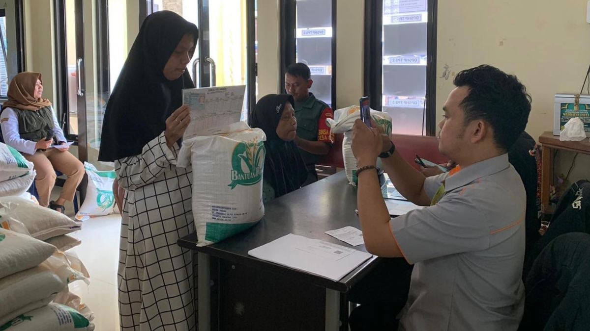 Ilustrasi: Penyaluran bantuan sosial (bansos).