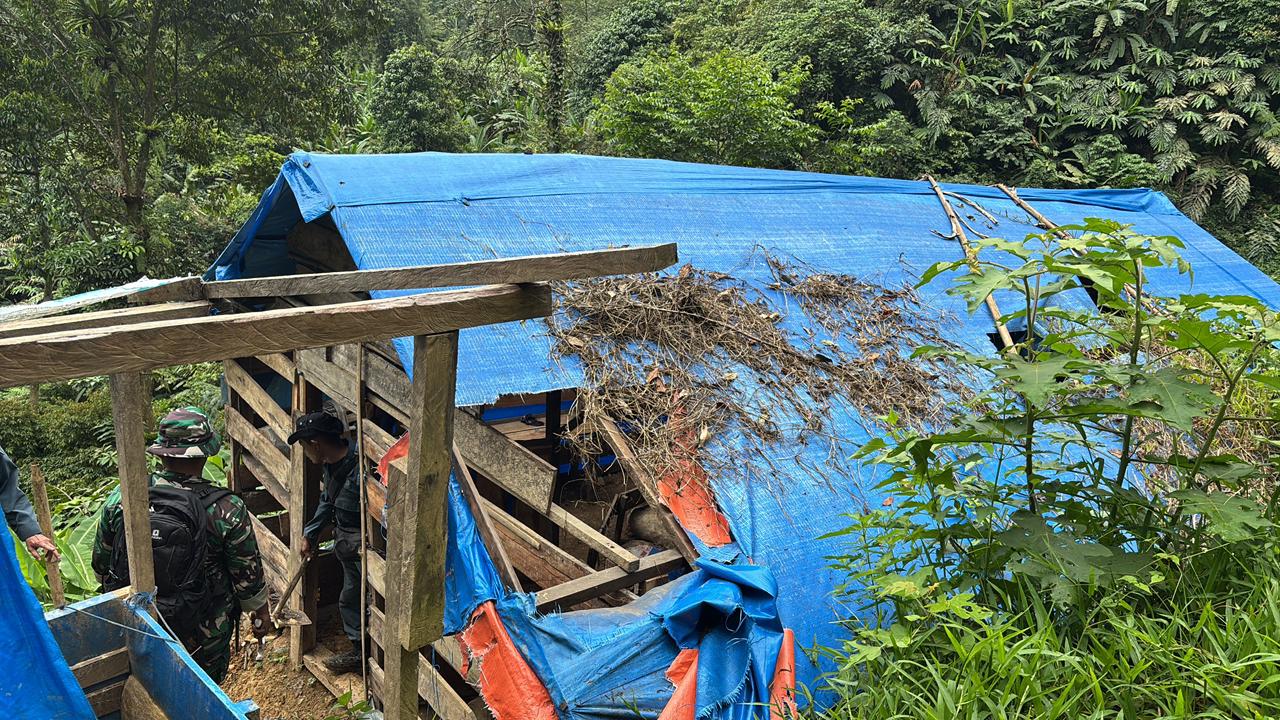 Kemenhut menindak 31 tenda biru  PETI di dalam kawasan TNGHS, Desa Cisarua, Sukajaya, Kabupaten Bogor.