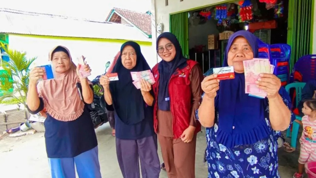 Ilustrasi: Penyaluran bantuan sosial (bansos).