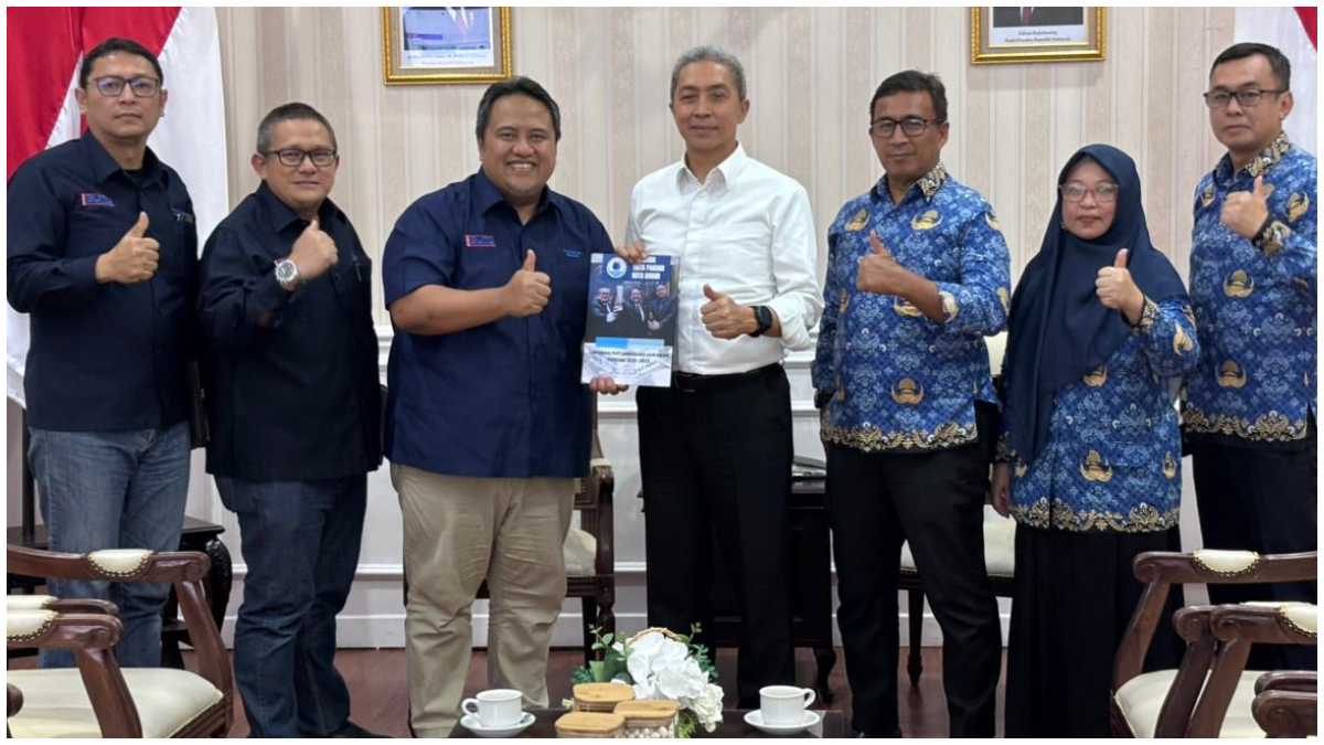 Direksi Perumda Tirta Pakuan Kota Bogor saat menyerahkan Laporan Evaluasi Kinerja selama lima tahun.