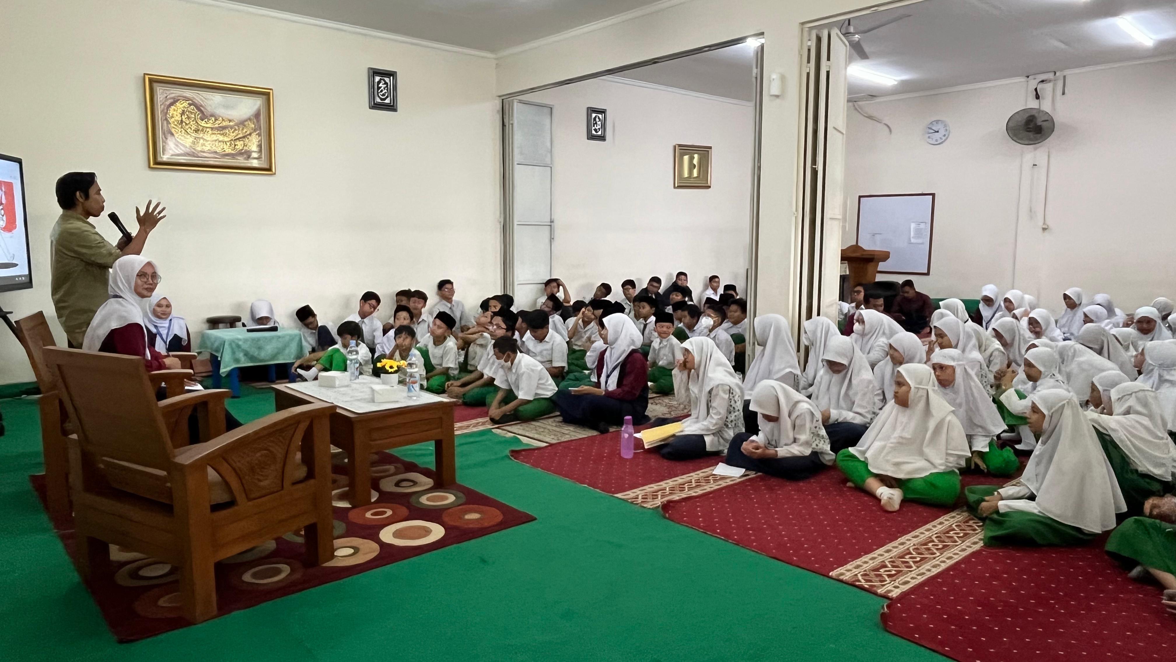 Kemeriahan puncak bulan bahasa di Sekolah Al Azhar Syifa Budi Kota Bogor.