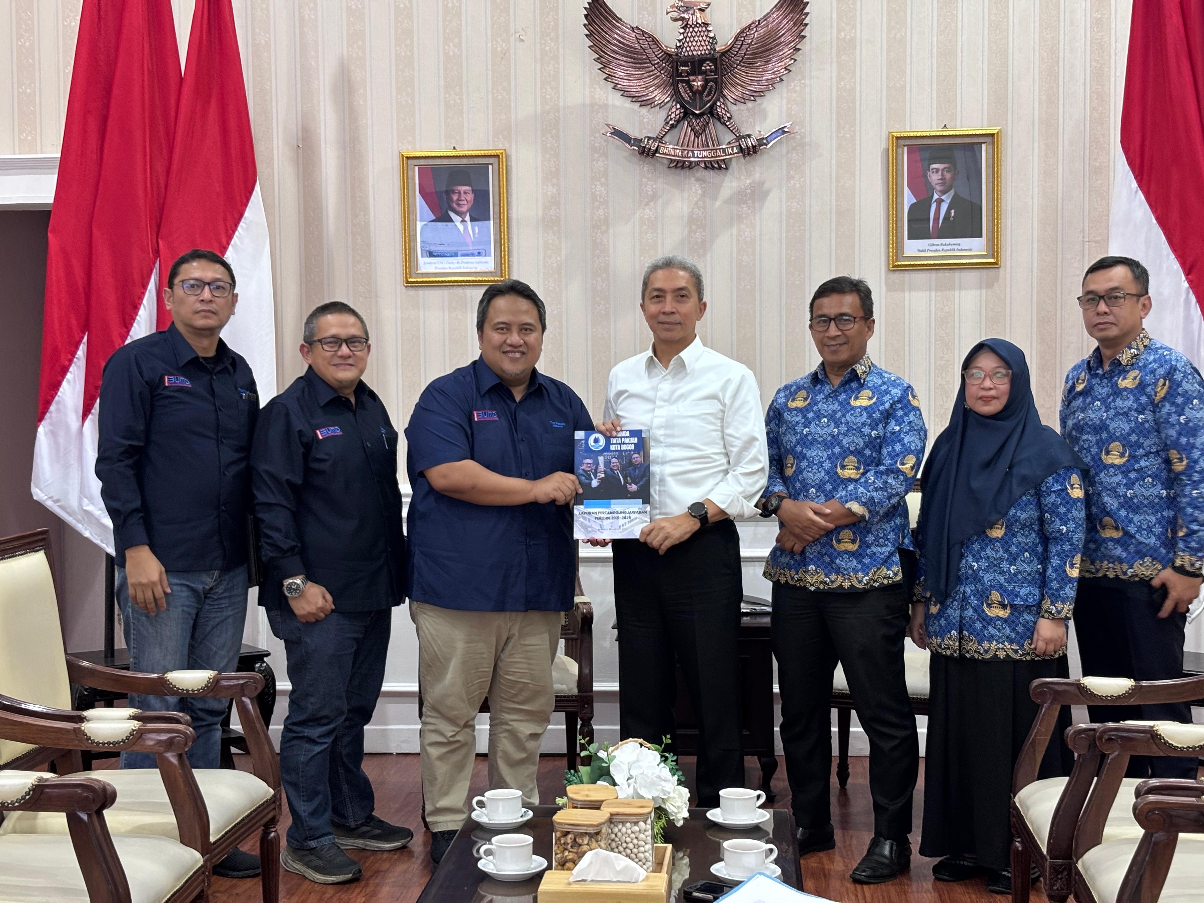 Direksi Perumda Tirta Pakuan bersama Wali Kota Bogor Dedie Rachim dan jajarannya.