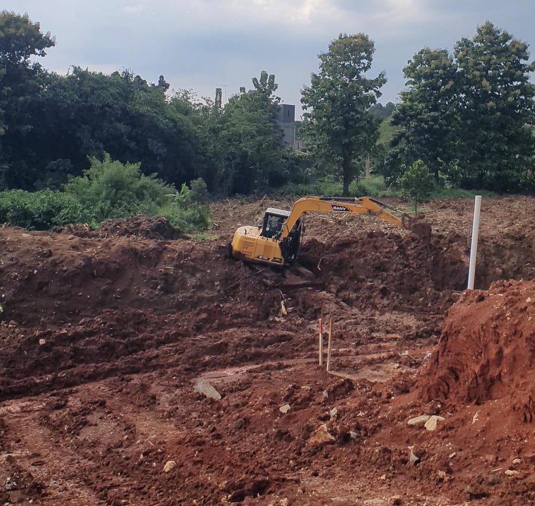 Alat berat yang berada di jalur pembangunan Jalan Bomang, Kabupaten Bogor.