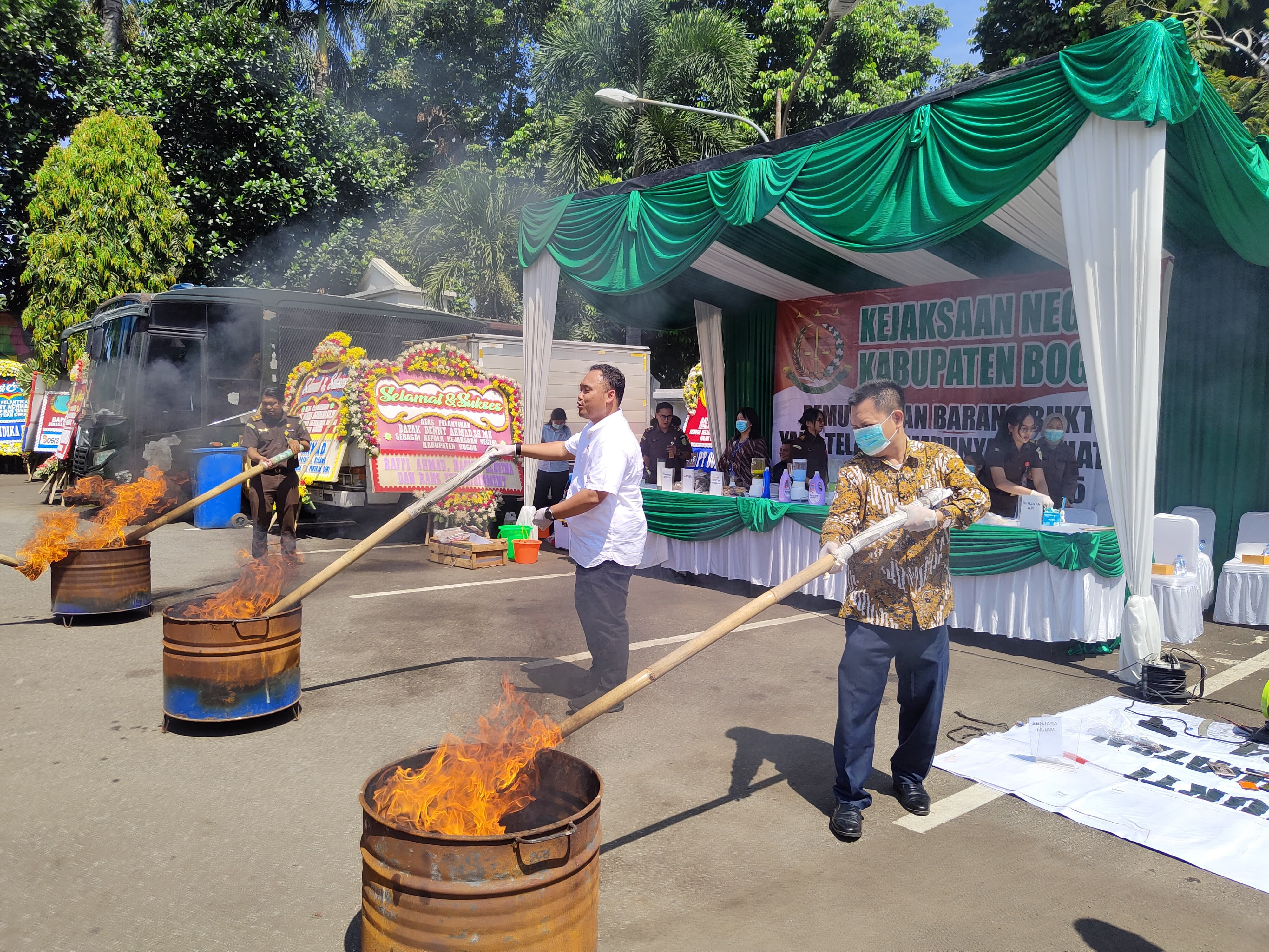 Pemusnahan barang bukti perkara oleh Kejari Kabupaten Bogor.
