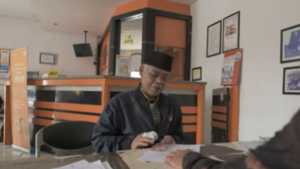 Ilustrasi: Penyaluran bantuan sosial (bansos) kepada para penerima manfaat atau KPM.