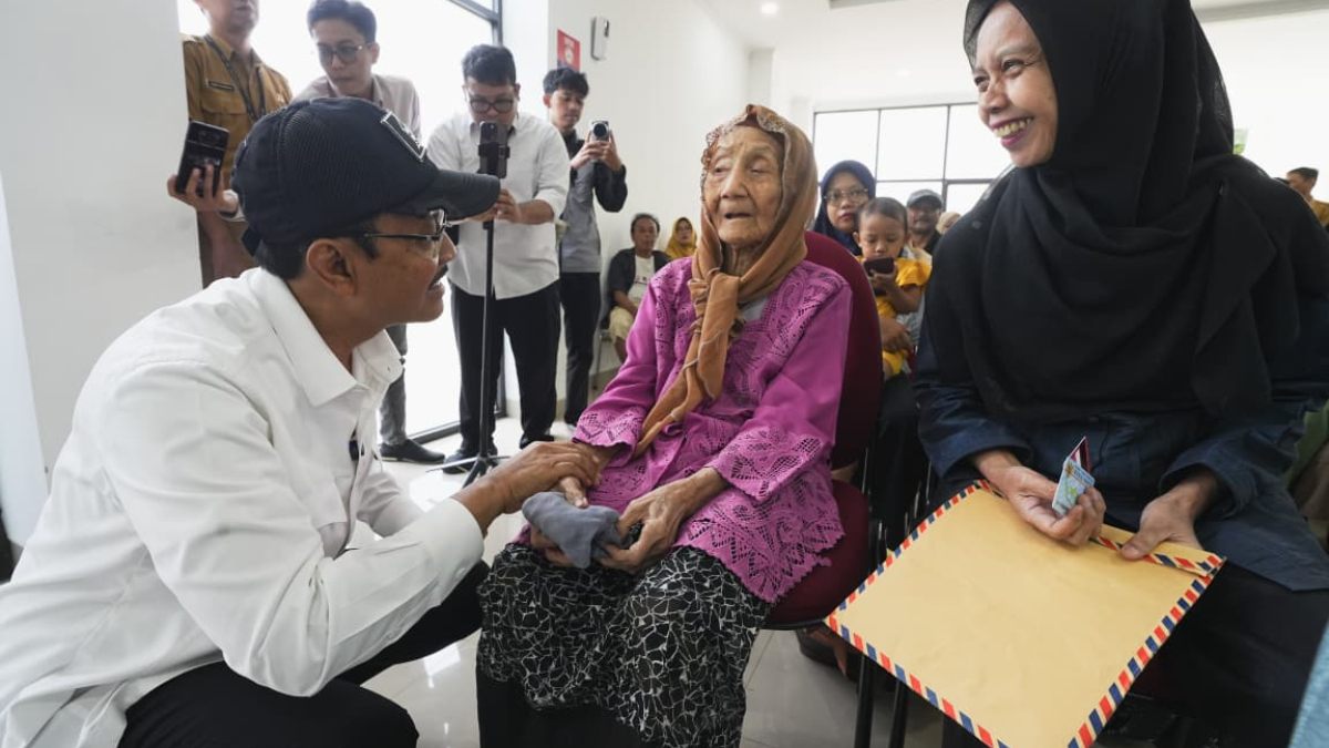 Menteri Sosial Saifullah Yusuf meninjau penyaluran bansos di Kantor Kecamatan Batununggal, Kota Bandung, Provinsi Jawa Barat, Senin, 27&nbsp;Oktober 2025.