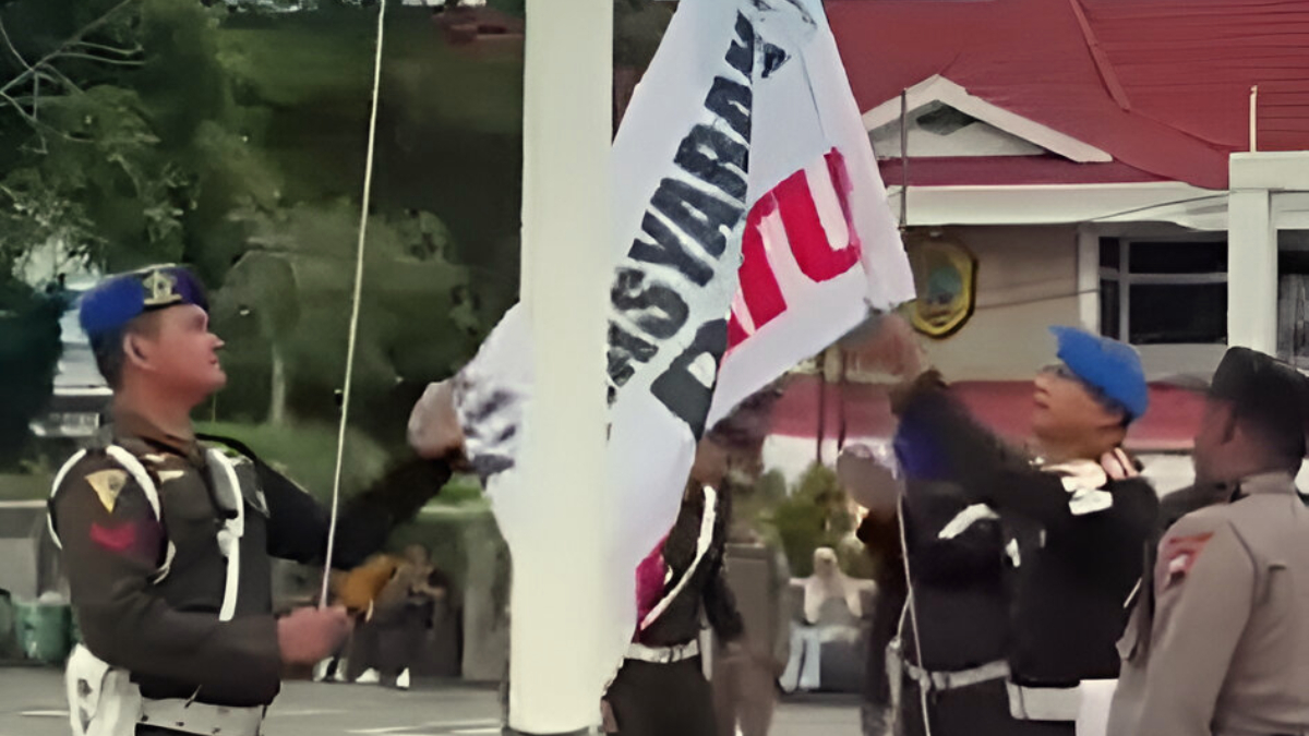 VIRAL: Bendera AMPB diturunkan petugas di Alun-Alun Pati.
