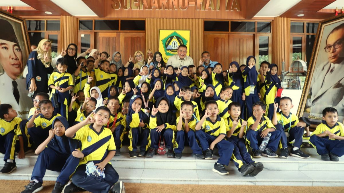 Bupati Bogor Rudy Susmanto bersama siswa-siswi dari SDN Citeureup 02 di Pendopo.