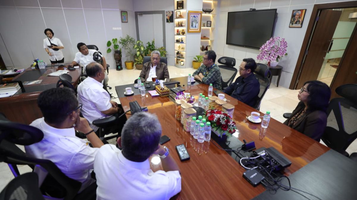 Wamensos Agus Jabo Priyono saat menerima audiensi Senior Vice President Bank Mandiri Sri Dono Indarto beserta jajarannya di Kantor Kemensos.