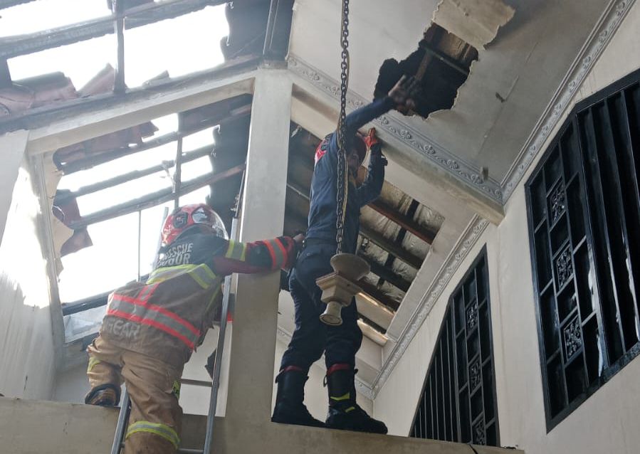 Petugas Damkar saat melakukan proses pendinginan rumah warga Tegal Gundil, Kota Bogor, yang terbakar.