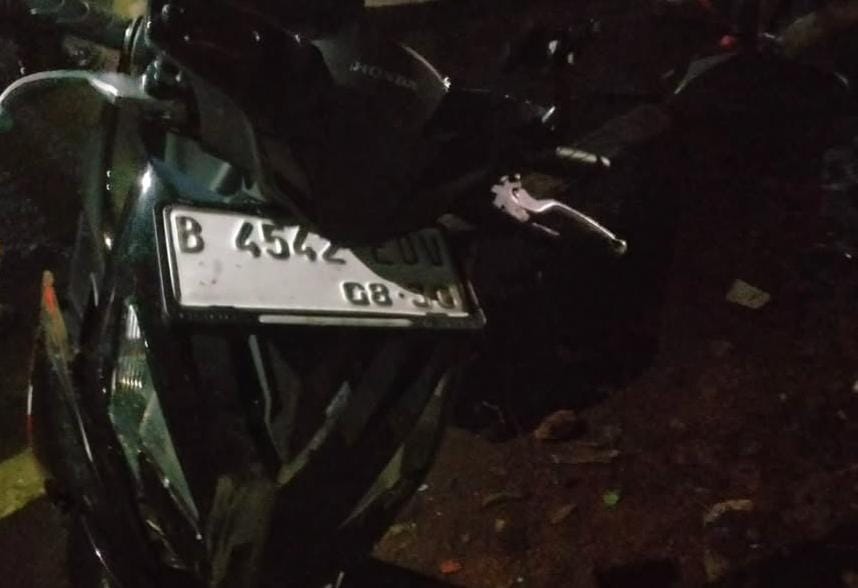 Kondisi motor korban yang mengalami kecelakaan di Jalan Raya Jakarta Bogor, Kecamatan Cimanggis, Kota Depok.