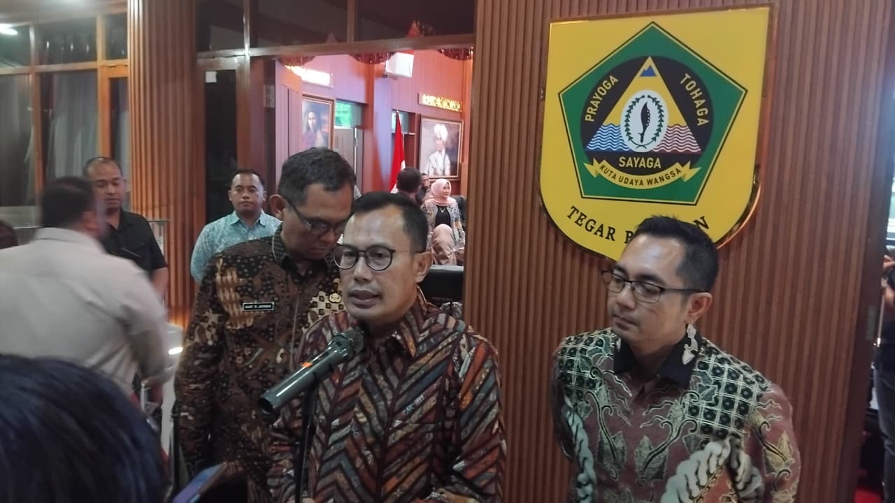 Asisten Perdata dan Tata Usaha Negara Kejati Jawa Barat, Irwanuddin Tadjuddin bersama Kajari Kabupaten,  Denny Achmad didampingi Sekda Kabupaten Bogor, Ajat Rochmat Jatnika saat dimintai keterangan.