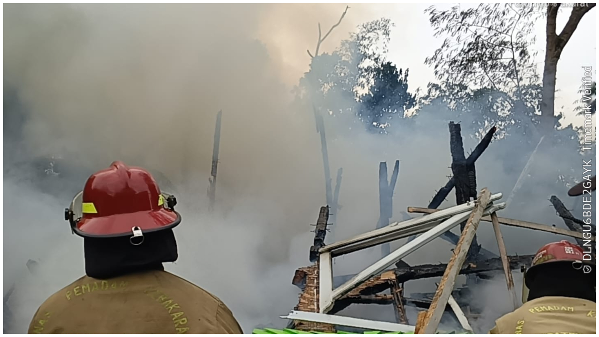 Petugas Damkar saat melakukan penanganan kebakaran pesantren di Kampung Bojong Kaso, Desa Sukamahi, Megamendung.