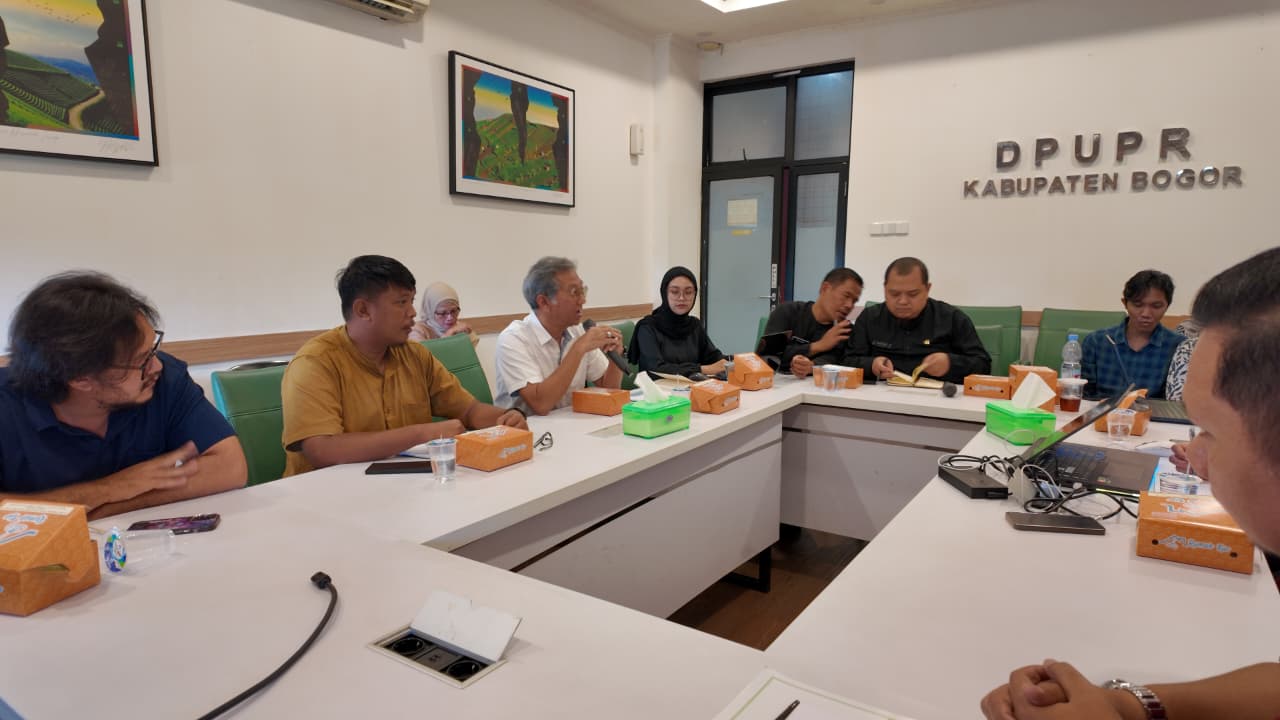 Perwakilan lima developer hadiri rapat di gedung DPUPR Kabupaten Bogor, membahas penunjukan konsultan independen untuk mengkaji dan merekomendasikan penataan drainase di Kemang, Kabupaten Bogor.