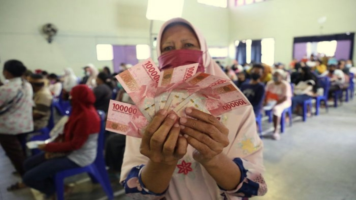 Para KPM mendapat bansos BLT Kesra Rp900 ribu melalui Pos.
