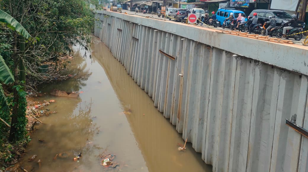Turap di kawasan Jalan Raya Cipayung&ndash;Pitara, yang dibangun Pemkot Depok, dalam upaya pengendalian banjir.