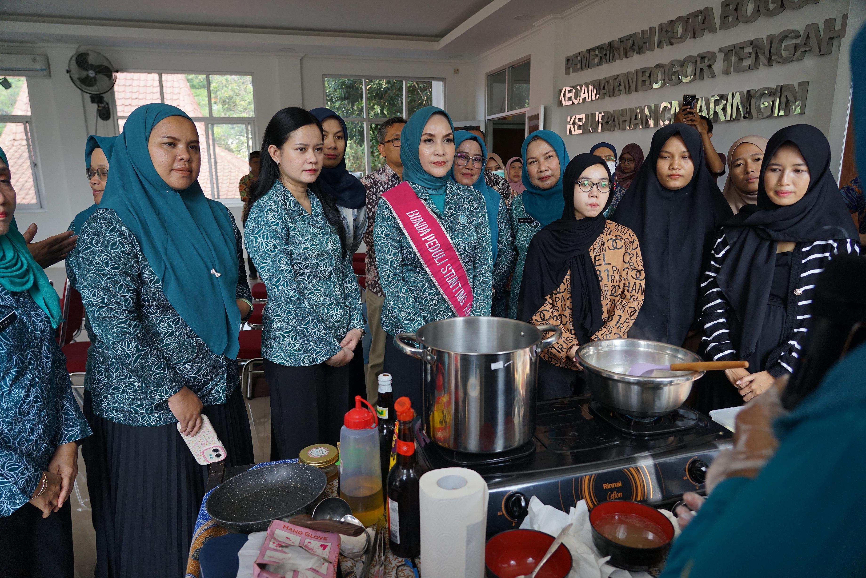 Program pemberdayakan masyarakat untuk mengolah makanan bergizi menggunakan sumber daya local dalam upaya mengatasi stunting di Kota Bogor.