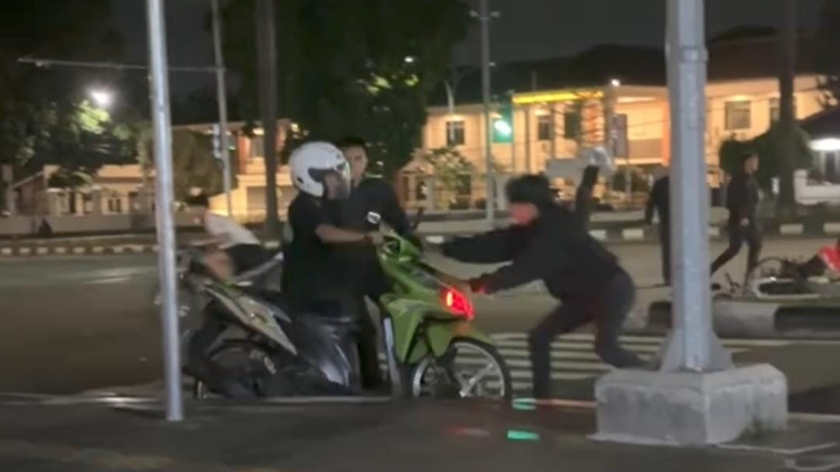 Satuan Samapta Polres Bogor melakukan patroli mengamankan kendaraan yang terlibat balap liar.