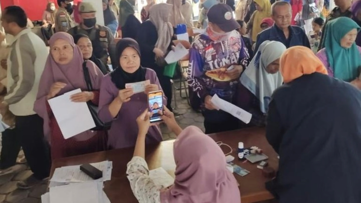 Ilustrasi: Penyaluran bantuan sosial (bansos).