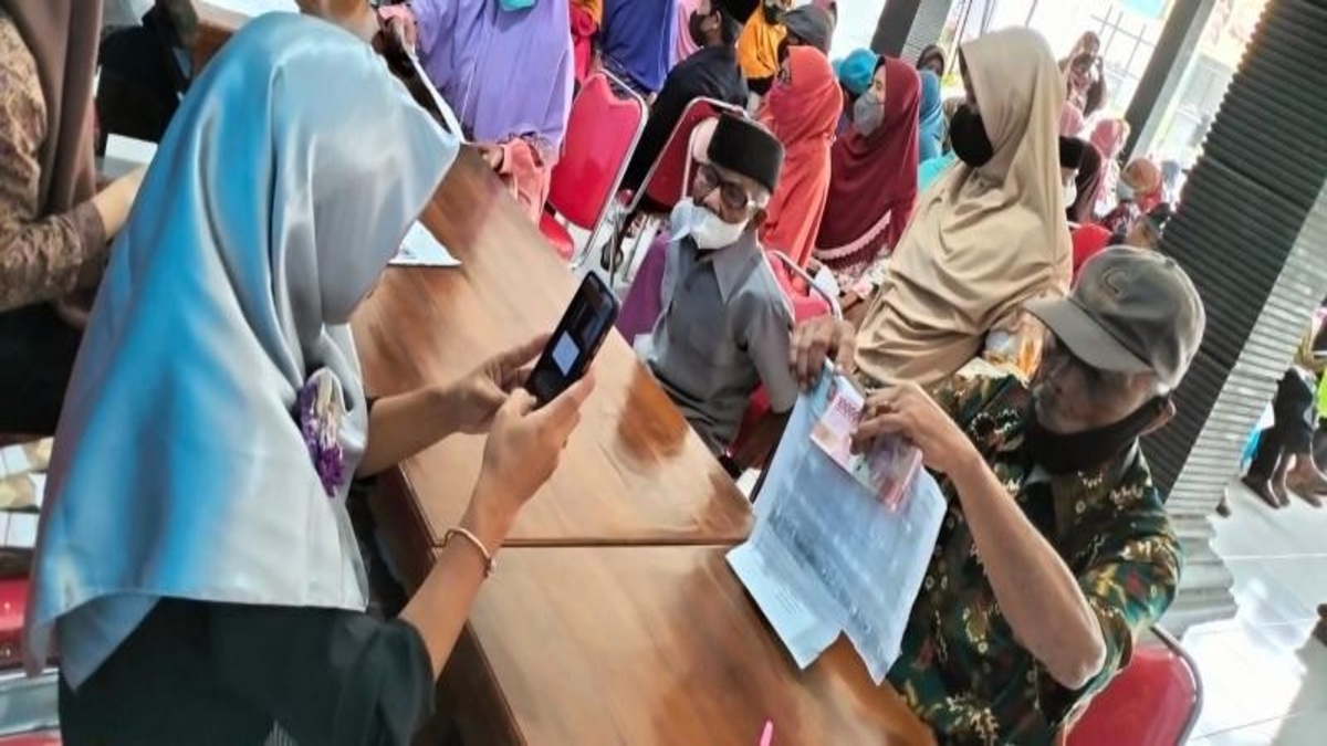 Ilustrasi penyaluran bansos PKH BPNT kepada KPM
