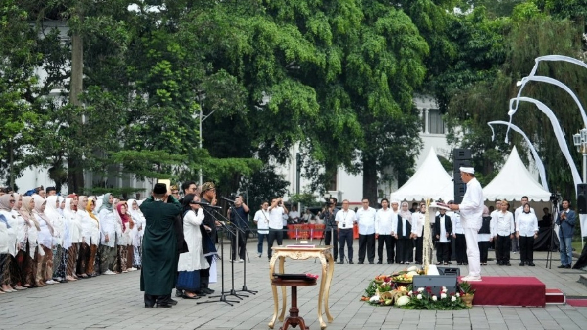 Gubernur Jawa Barat Dedi Mulyadi menghadiri acara penyerahan secara simbolis Surat Keputusan (SK) pengangkatan dan mutasi kepala sekolah di Gedung Sate.