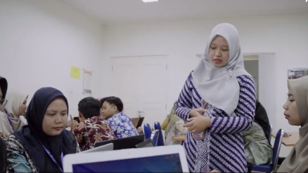 Ilustrasi: Guru sedang&nbsp;melakukan aktivitas di kelas.&nbsp;