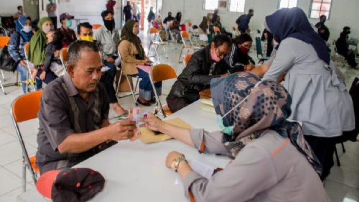 Ilustrasi: Penyaluran bantuan sosial (bansos) kepada penerima manfaat.