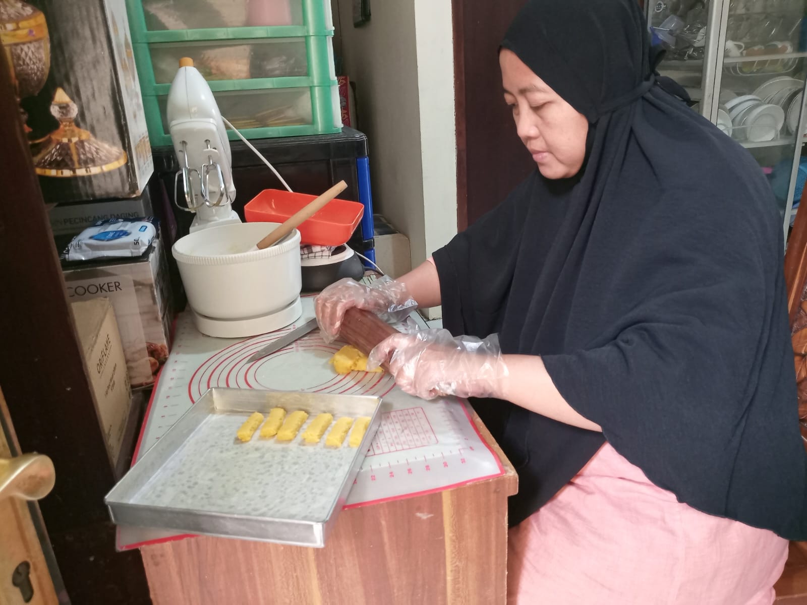 Sulis berhasil mengembangkan usahanya sekaligus membuka peluang kerja bagi ibu-ibu di sekitar tempat tinggalnya berkat dukungan dari BRI.