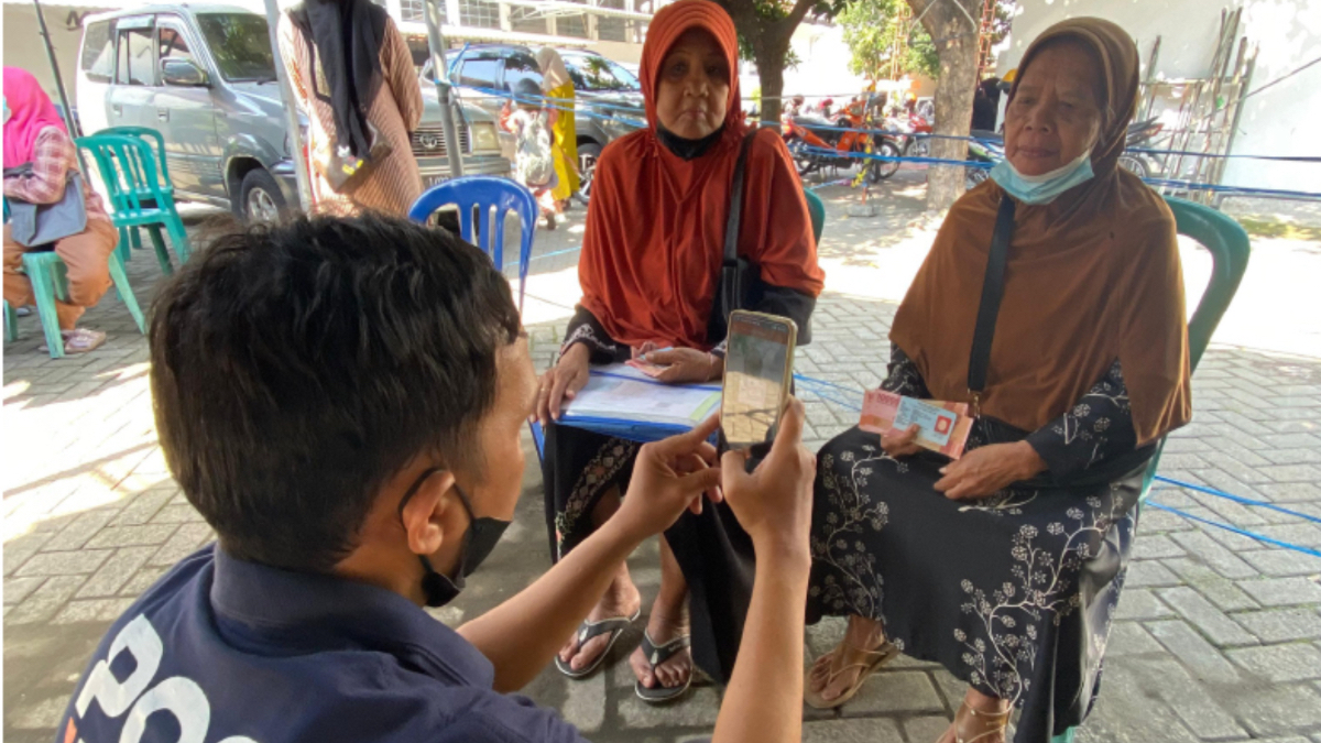 Ilustrasi: Penyaluran bantuan sosial (bansos).
