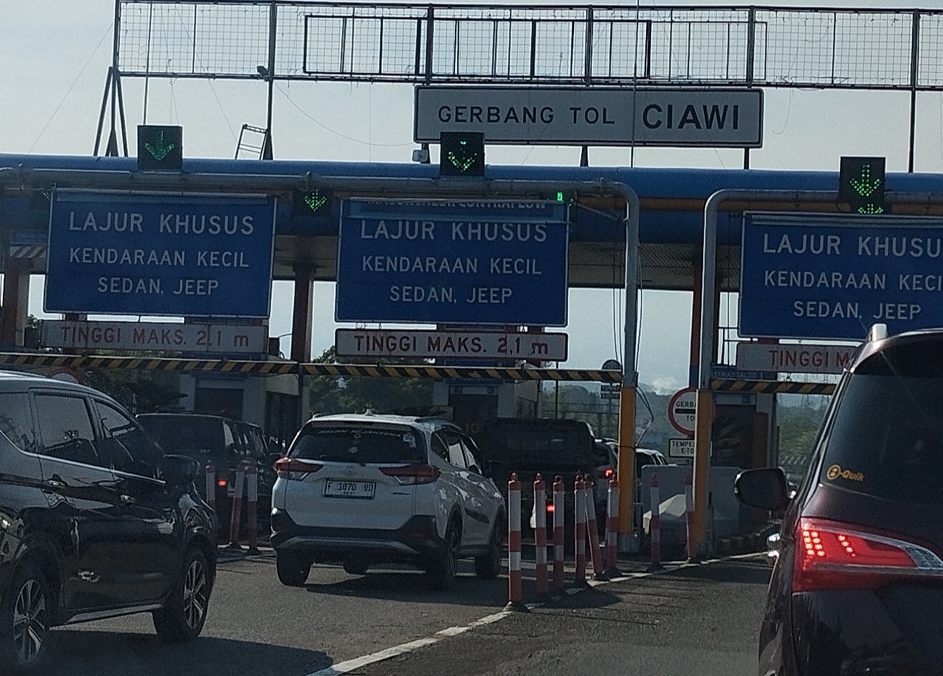 Kendaraan tengah mengantre di Gerbang Tol Ciawi, Sabtu, 1 November 2025 pagi.
