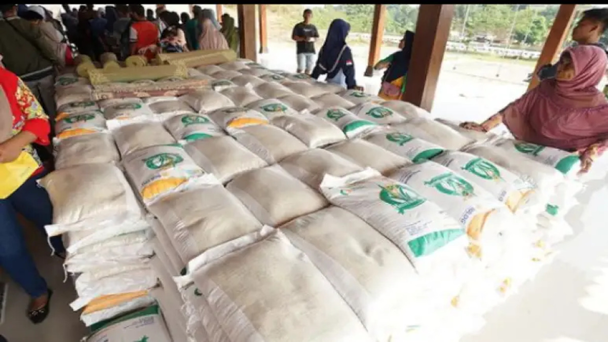 KPM mengambil bansos beras 20 kg dan minyak goreng