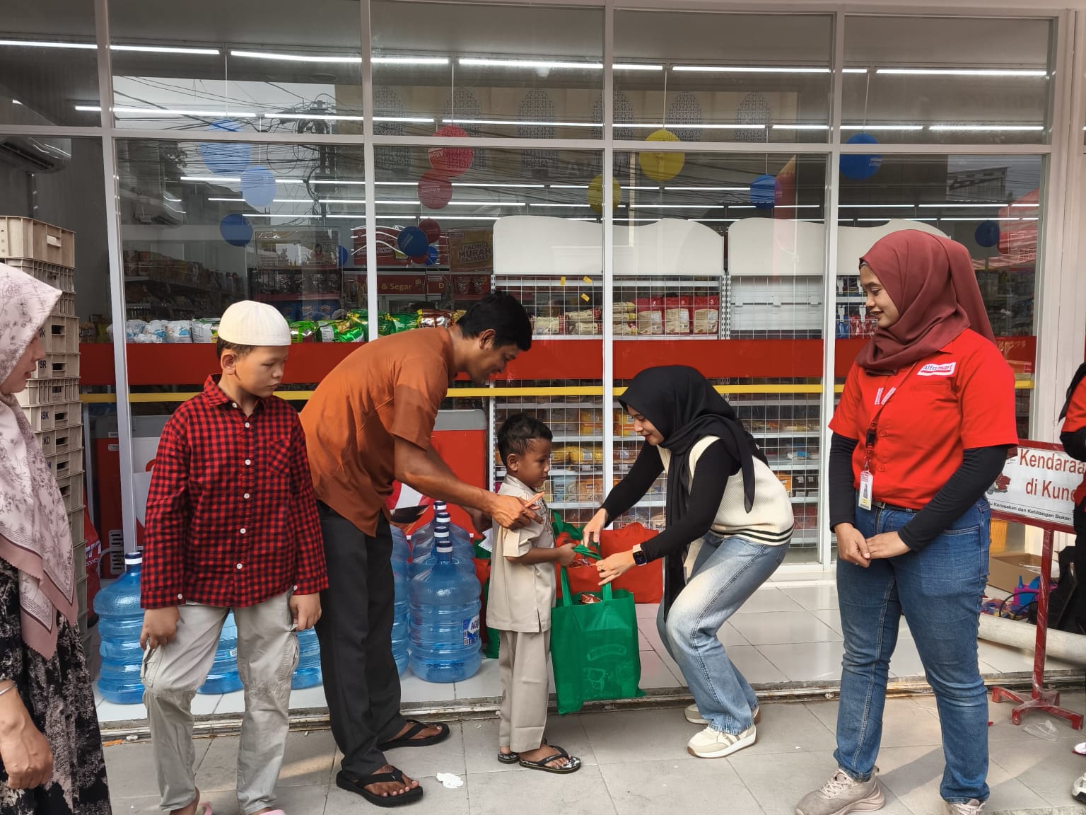 Alfamart menggelar tasyakuran pembukaan toko baru Alfamart di Jl. Bina Asih, Kecamatan Jatiasih, Kota Bekasi, Jumat 31 Oktober 2025.