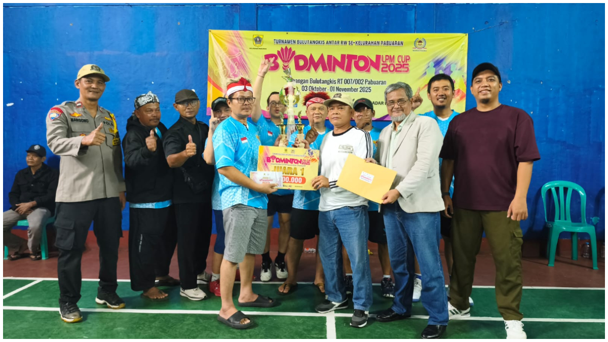 RW 002 ke luar sebagai juara pertama&nbsp;Turnamen Badminton LPM Cup 2025
