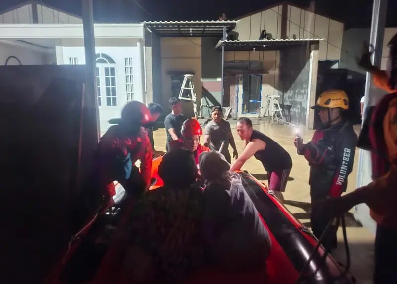 Tanggul Cipatujah jebol mengakibatkan puluhan rumah warga Jonggol, Kabupaten Bogor, terendam banjir.