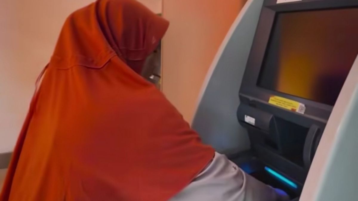 Ilustrasi cek bansos BLT Kesra Rp900 ribu tahun 2025 di mesin ATM.