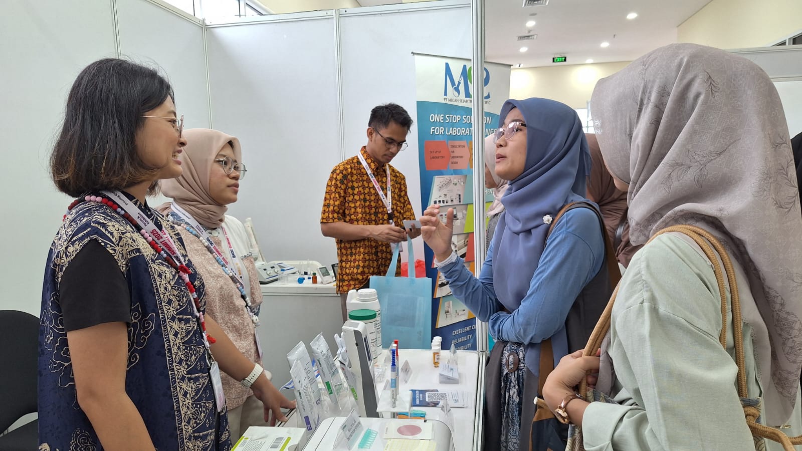 Sejumlah peserta QAQC melakukan pameran di Grand Ballroom Gedung Startup Center STP IPB University.
