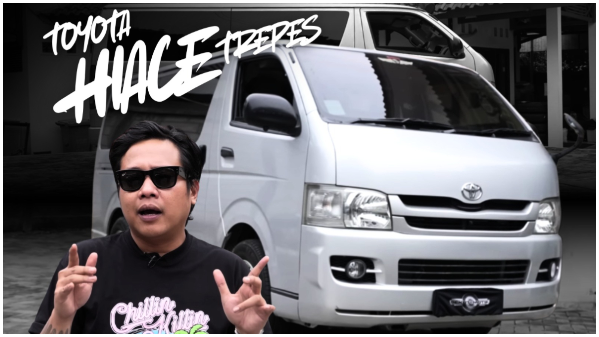 Gofar Hilman dengan mobil&nbsp;Hiace Trepes atau yang dikenal juga sebagai Regius Ace