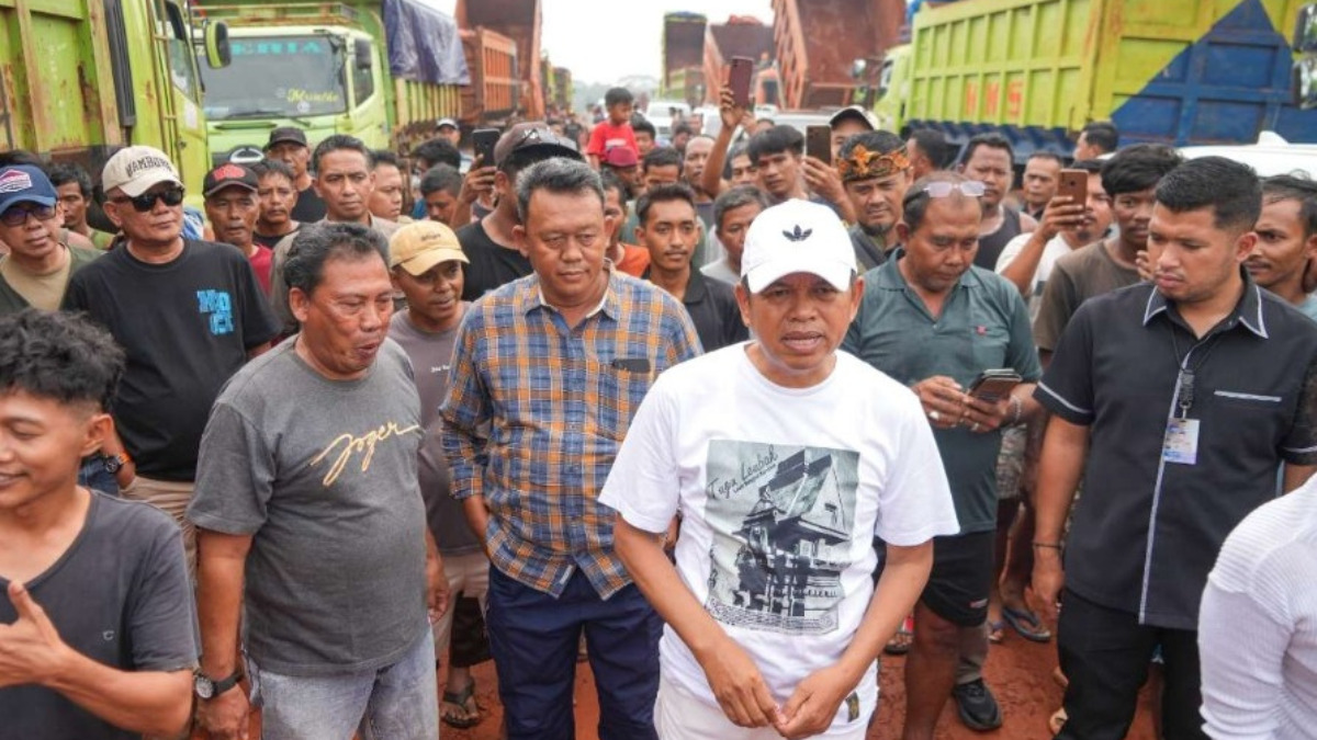 Gubernur Jawa Barat Dedi Mulyadi bersama para sopir truk