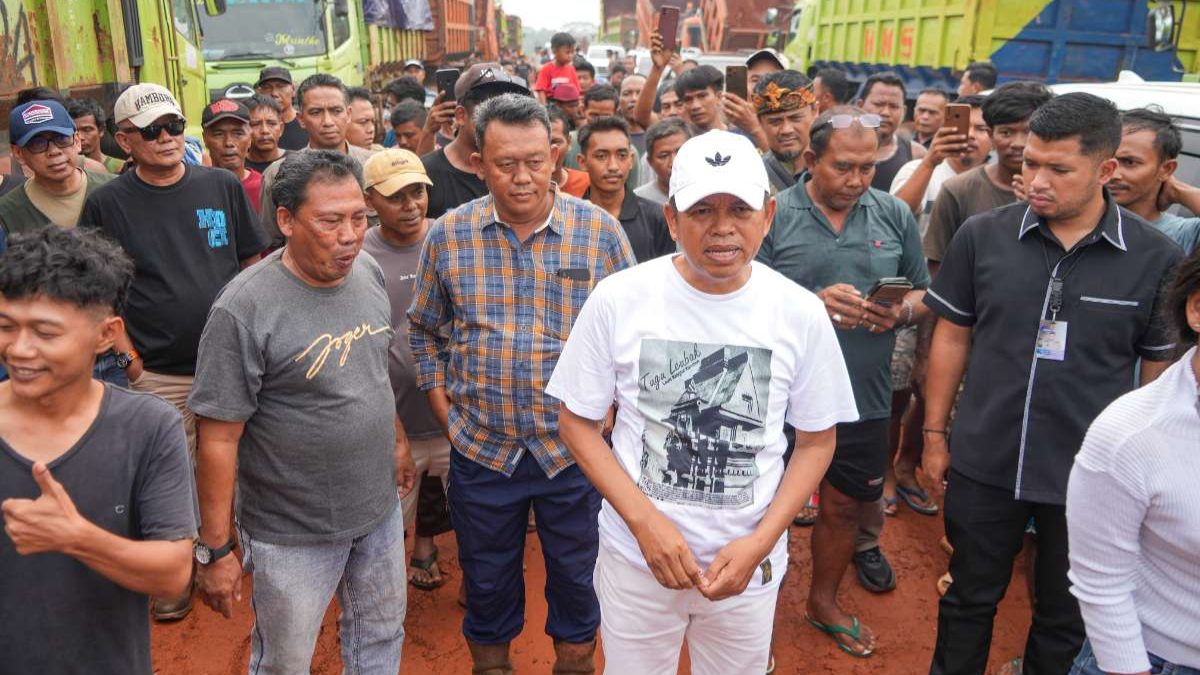 Gubernur Jawa Barat Dedi Mulyadi saat bertemu dengan Bupati Subang Reynaldy Putra Andita Budi Raemi, Perum Jasa Tirta (PJT) II, dan AQUA Group.