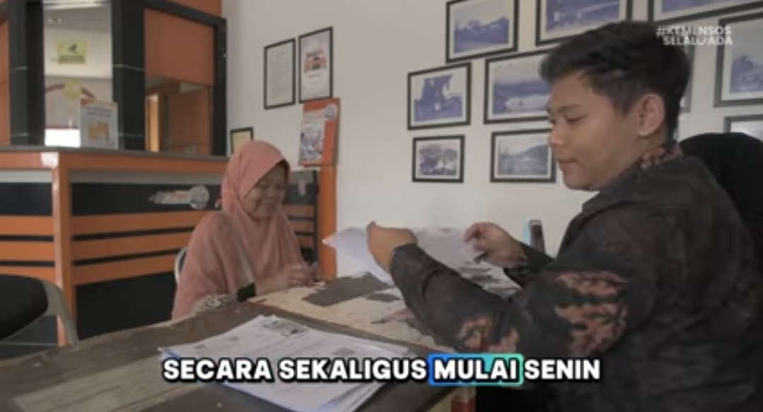 Ilustrasi petugas Pos menyalurkan dana bansos PKH BPNT BLT ke penerima KPM.